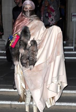  لماذا ارتدت ليدي غاغا البرقع؟